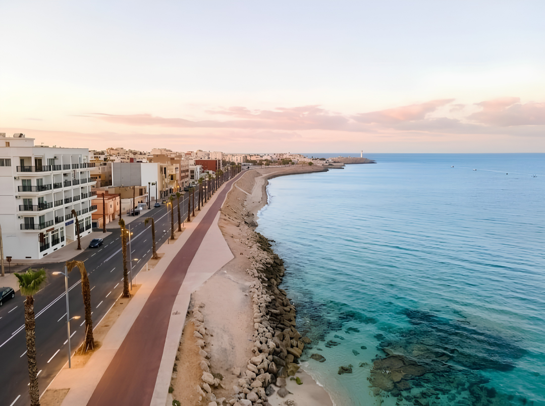 Vue de la corniche de Dakhla où se situe le Buenavista Hotel